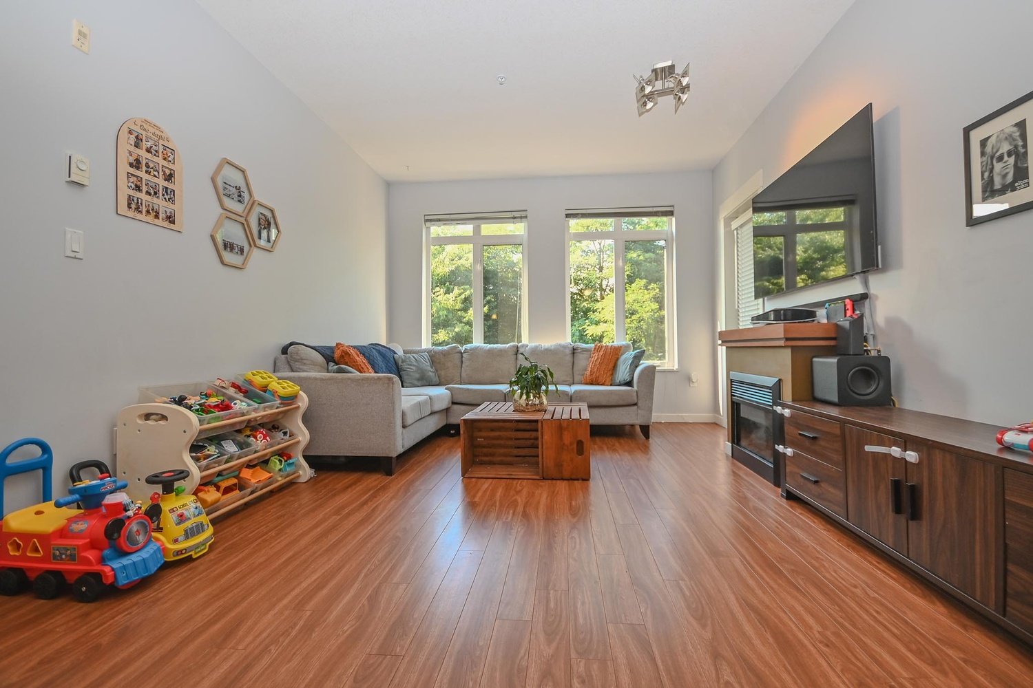 221-12350 Harris Road Living Area